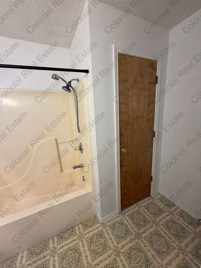 Building Photo - Spacious 4 bedroom 2 bath home.