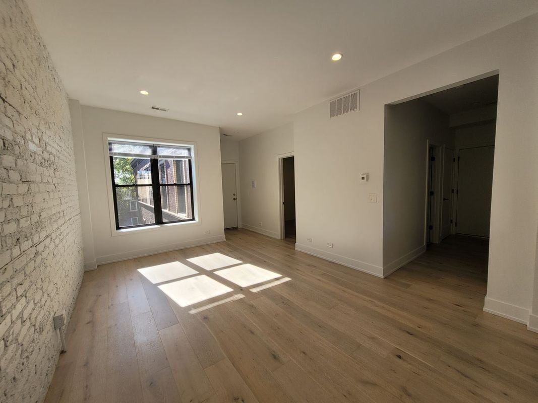 Building Photo - 1334 W Bryn Mawr Ave