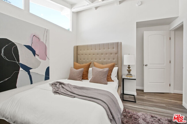 Building Photo - 6440 Rhea Ave