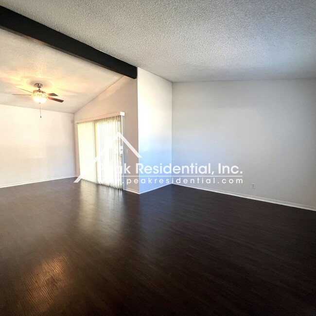 Building Photo - Charming 2 bd/1 ba Citrus Heights Duplex!