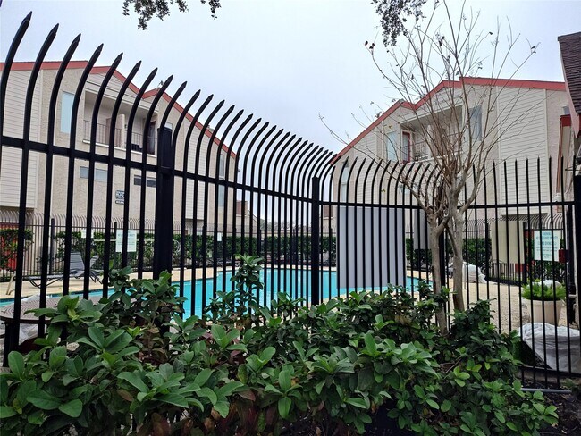 Building Photo - 10855 Meadowglen Ln