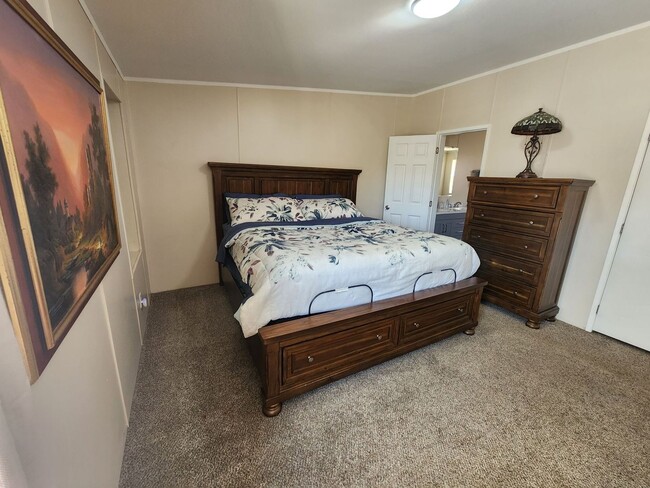 Building Photo - Fully Furnished 3 Bedroom Home