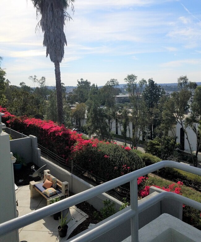 Building Photo - Gorgeous 2 bed 2 bath nestled in heart of Mission Viejo