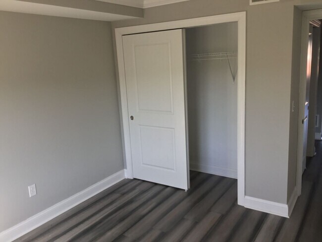 Building Photo - Spacious 2 Bed & 2 Bath Now Available in E...
