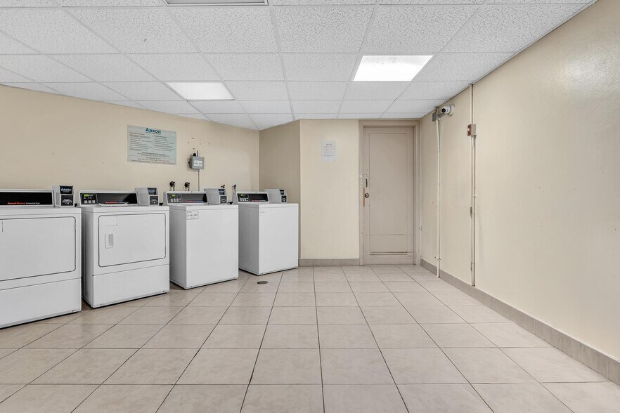 Building Photo - 5961 N Falls Circle Dr