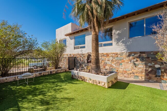 Building Photo - 1902 E Cortez St