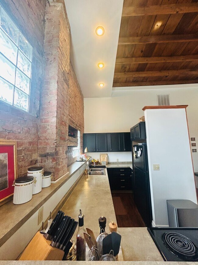 Building Photo - Madison Ave. Loft