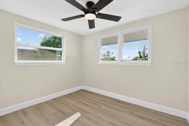 Building Photo - 420 Palm Creek Dr