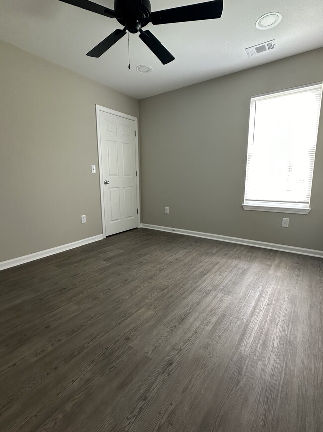 Building Photo - 609 40 th St E