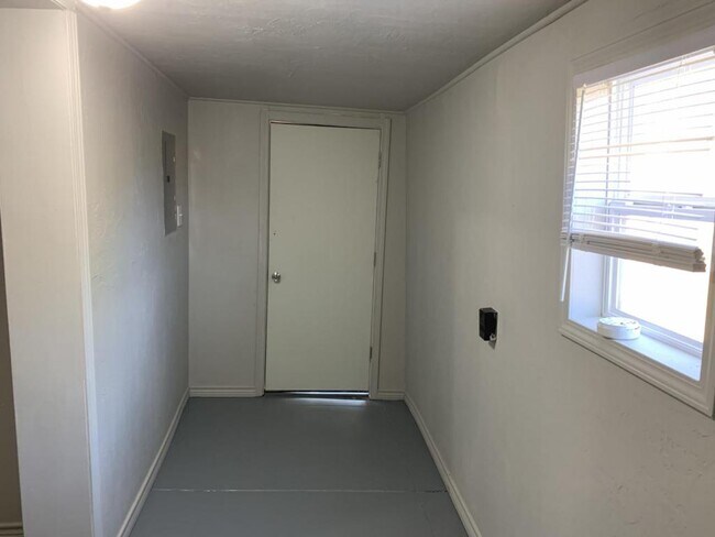 Building Photo - 208 E Springer Ave