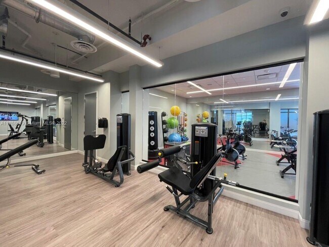 Building Photo - 401 Hialeah Dr