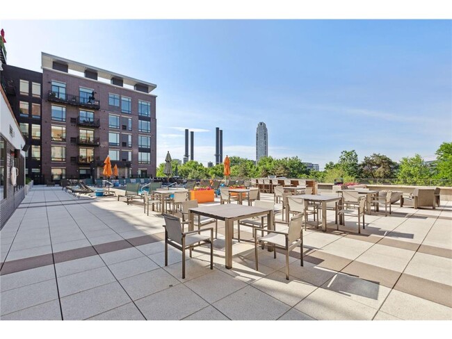 Building Photo - 401 SE Main St