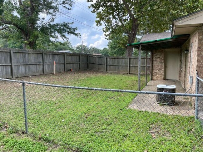 Building Photo - 2 Bedroom 1 Bath Duplex in West Tyler!