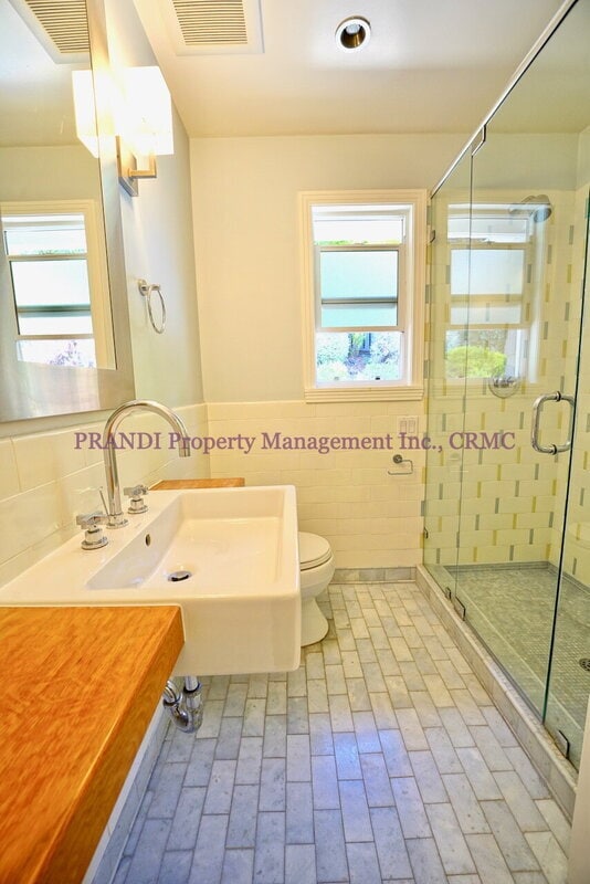 Building Photo - 10 Idalia Ct