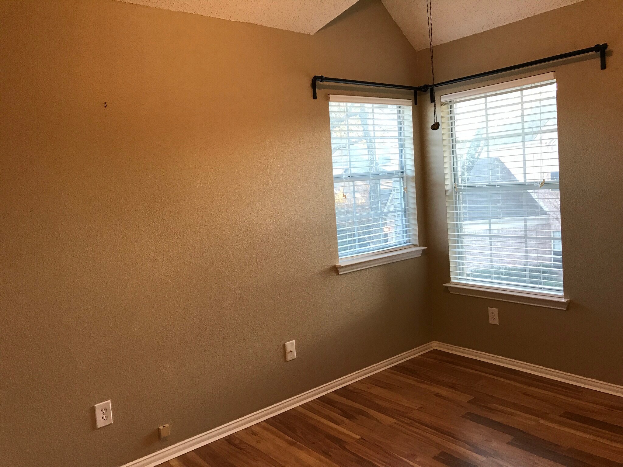 Building Photo - 1761 Meyerwood Ln S