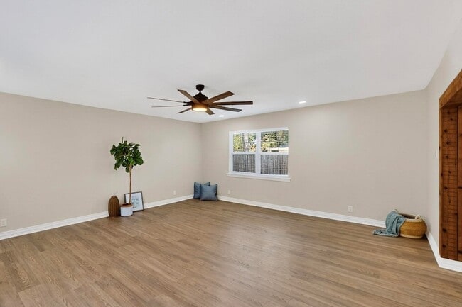 Building Photo - 2949 Hollandale Ln