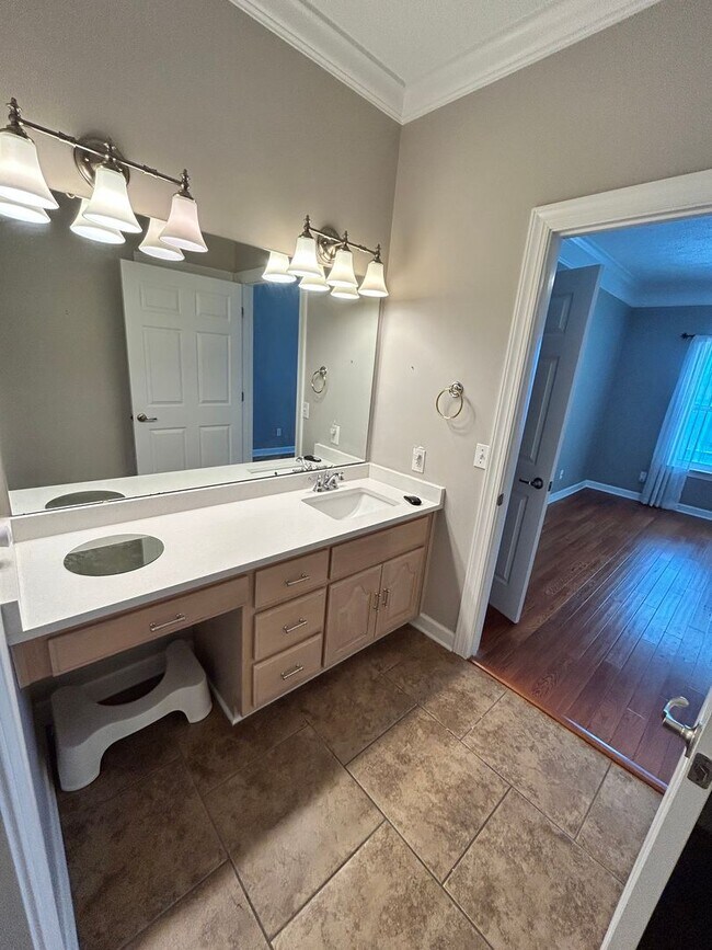 Building Photo - 2908 Country Club Dr