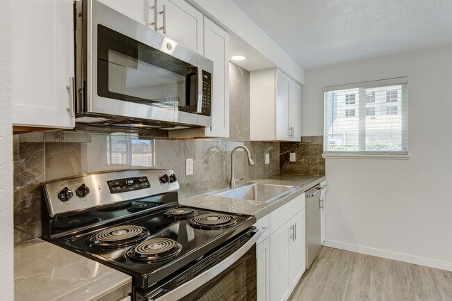 Building Photo - Newly Renovated Townhouse with a $500.00 m...