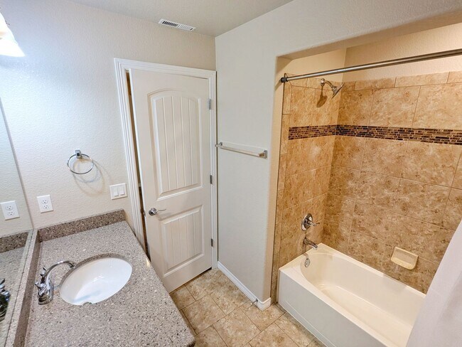 Building Photo - 5 Bedroom Three Bathroom Single Family Home in Monument