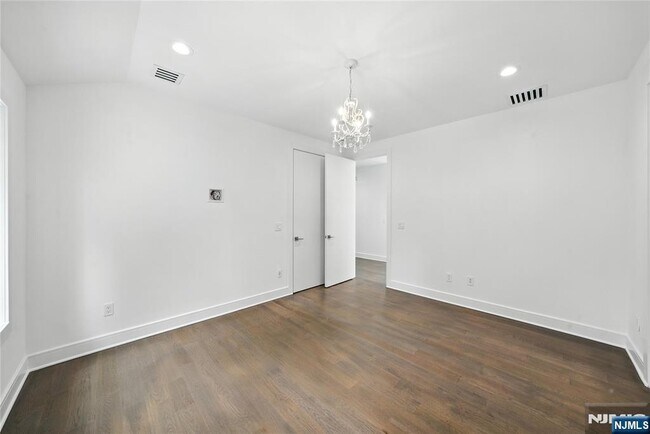 Building Photo - 44 Floral Terrace