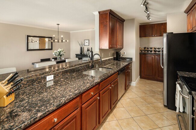 Building Photo - Top Floor Condo with Skyline Views in Merc...
