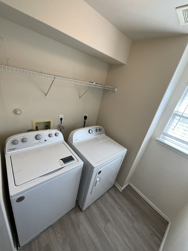 Building Photo - "Charming 3-Bed Oasis with Granite Touches & Cozy Fireplace in Cibolo!"