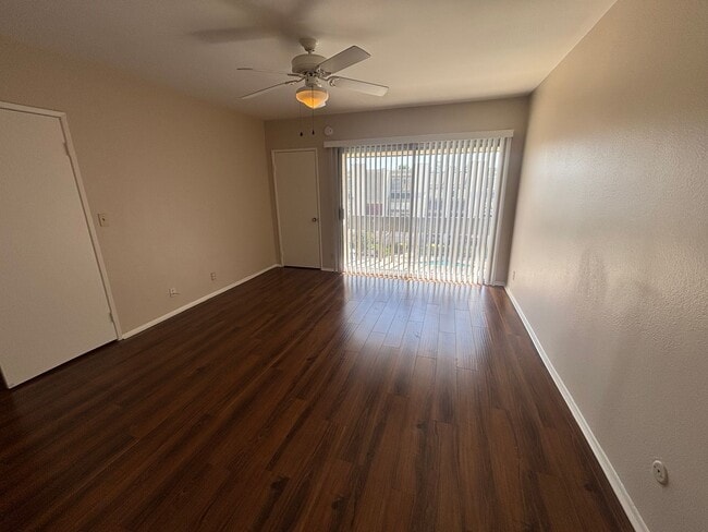 Building Photo - Beautiful 3-Bedroom Townhome in Chatsworth!