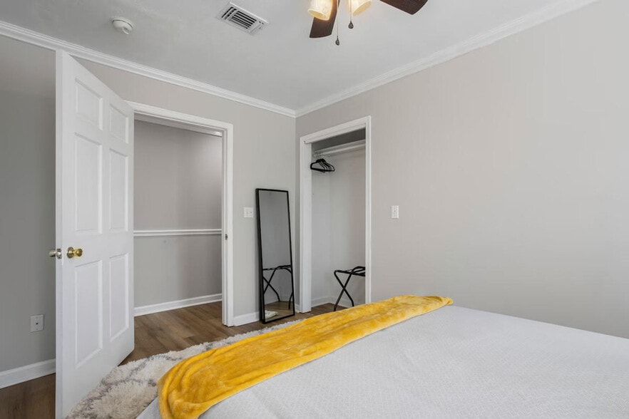 Building Photo - 426 Russell Ave