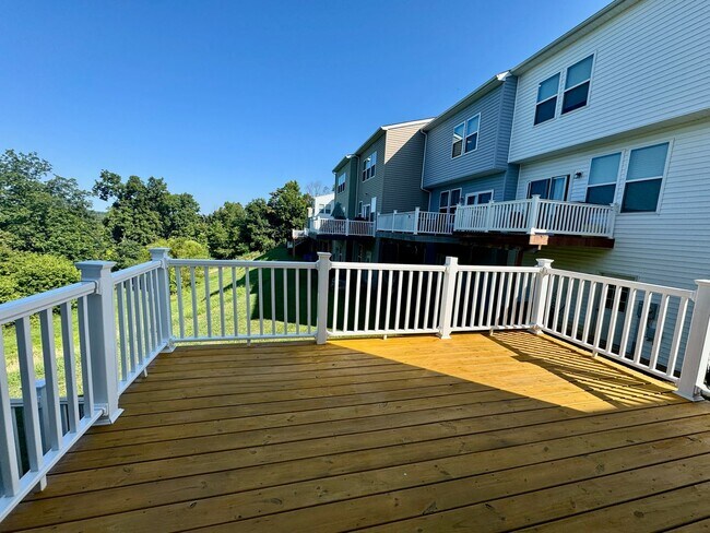 Building Photo - 3 Bed/ 2.5 Bath Townhome close to the interstate - Available 06/08/2026