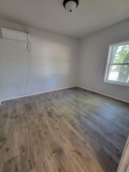 Building Photo - 515 W 7th Ave