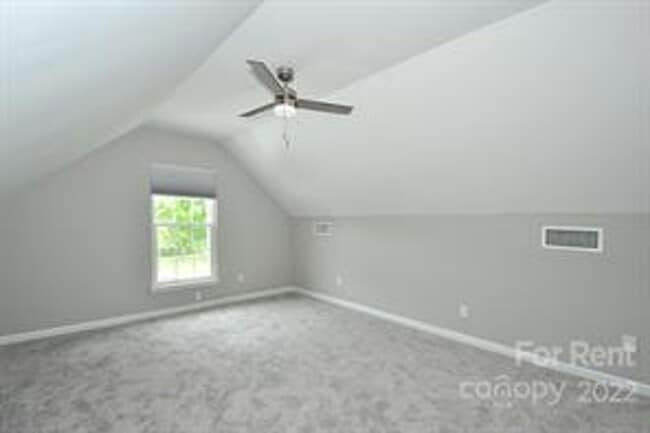 Building Photo - 129 Bosburg Dr