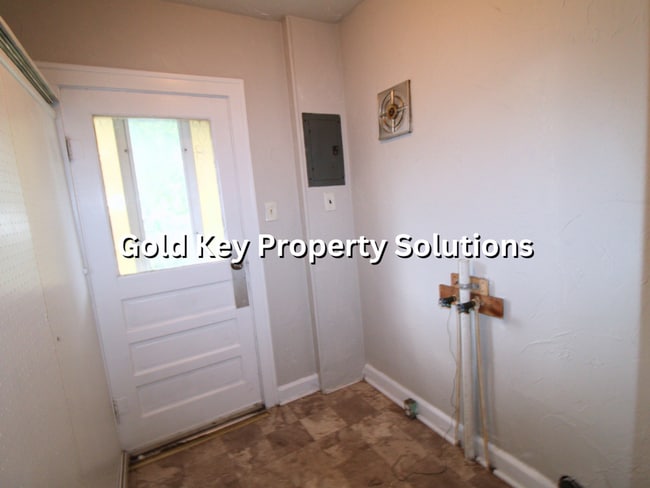 Building Photo - Adorable 2 BR 1 BA House with Garage and C...