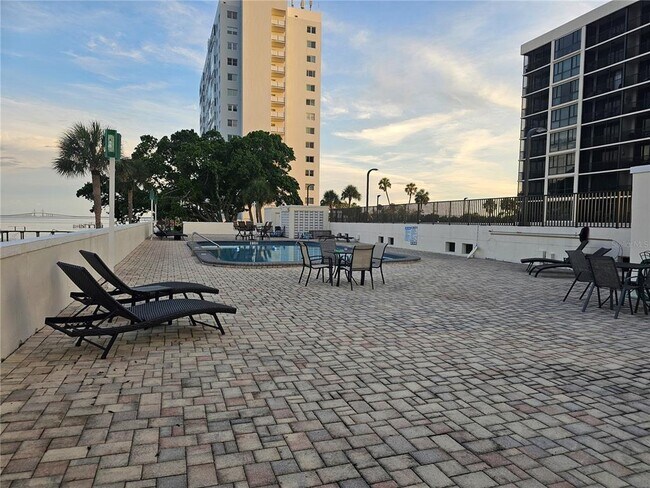 Building Photo - 7100 Sunshine Skyway Ln S
