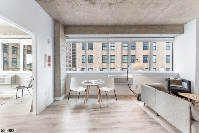 Building Photo - 10 Commerce Ct