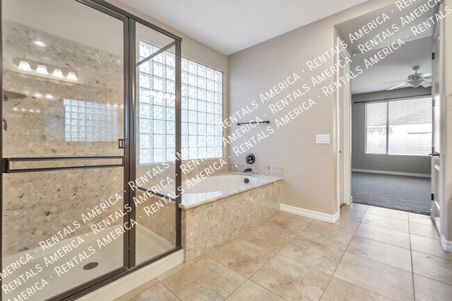 Building Photo - GORGEOUS 4/2.5 + DEN with Spa in Chandler!