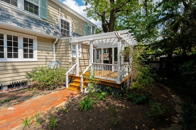 Building Photo - 4BR 3.5 BA Chevy Chase Gem is Move-in Read...