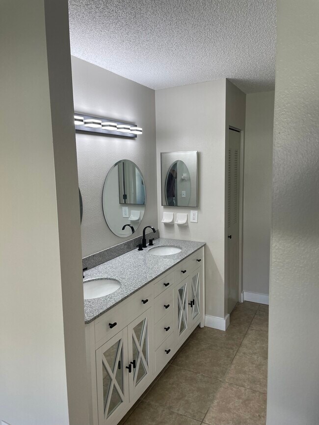 Gorgeous master double stone sink & vanity - 2919 Wainwright Ct