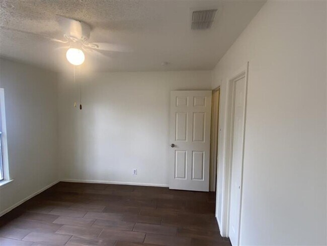 Building Photo - Cute 2/2 duplex with a garage