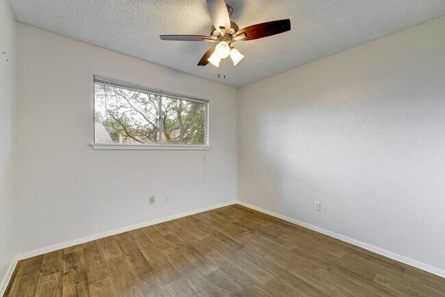 Building Photo - 10505 Little Pebble Dr