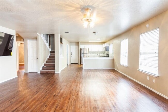 Building Photo - 506 W 35th St