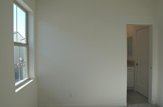 Building Photo - 36016 Franklin Dr