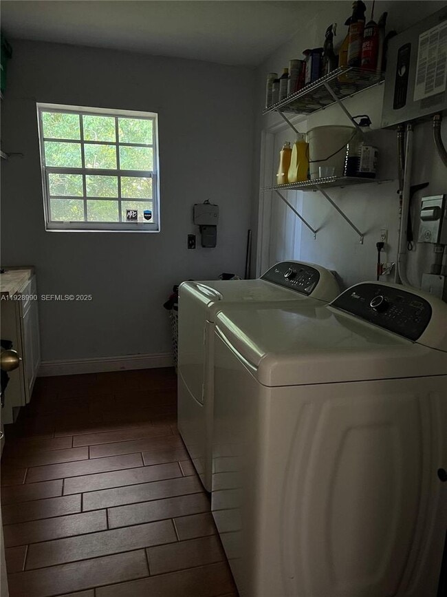 Building Photo - 1040 Lyons Park Dr