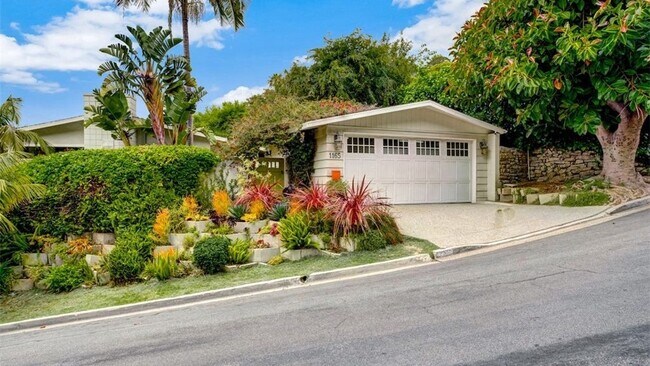 Building Photo - 1060 Skyline Dr