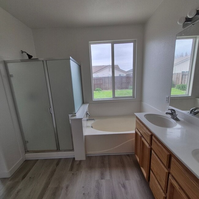 Building Photo - New Flooring throughout; Nice Elk Grove 3 bedroom home! Single story