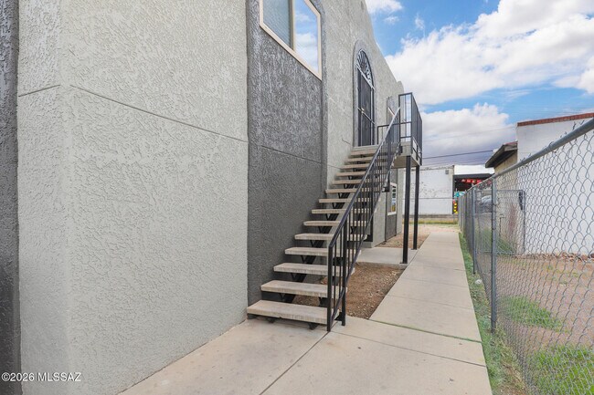 Building Photo - 312 E 24th St