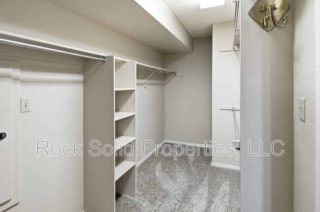 Building Photo - 5416 Meadowbrook Dr