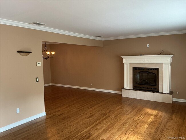 Building Photo - 11 Frankel Rd