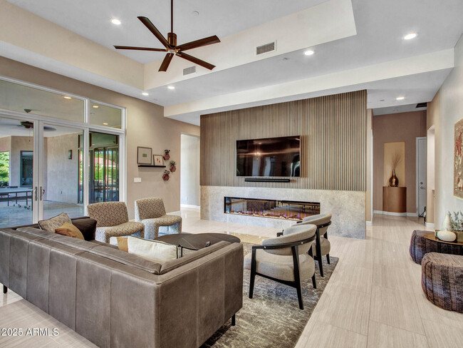 Building Photo - 6031 E Paradise Dr