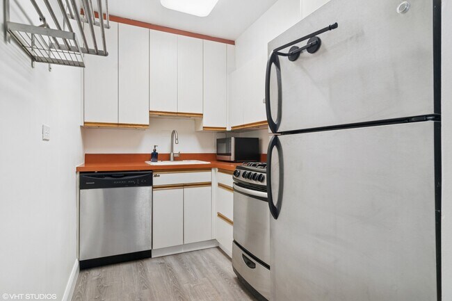 Building Photo - 850 N Dewitt Pl