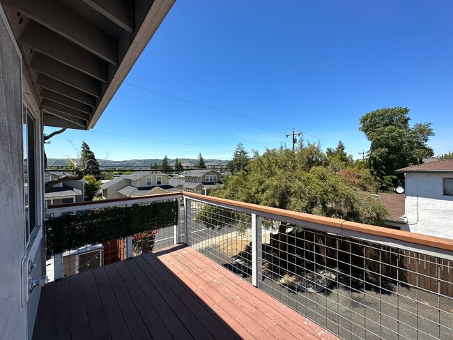 Building Photo - Top Floor of Benicia Duplex